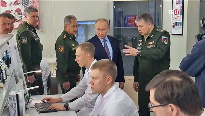 Верховному Главнокомандующему ВС РФ В.В. Путин наблюдает за работой лаборатории – дистанционного мониторинга жизненно важных функций.