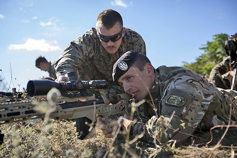 Американский инструктор тренирует украинского солдата.
