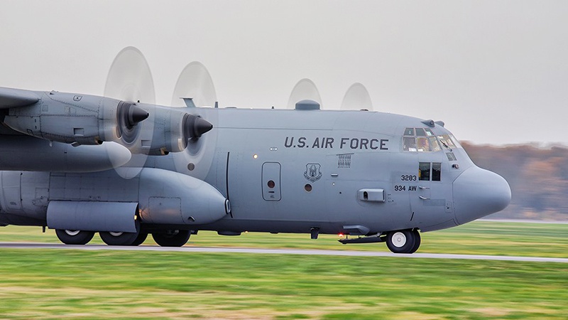 Военно-транспортный самолёт C-130J Hercules садится на авиационной базе Повидз.