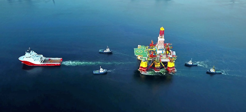 Буровая платформы Nanhai VIII транспортируется в Карское море.