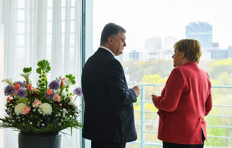 По итогам встречи Меркель объявила о решении дополнительно выделить 85 млн евро «на обустройство внутренних беженцев с востока Украины».
