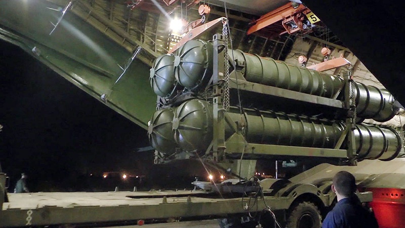 Погрузка зенитно-ракетного комплекса С-400 «Триумф» для отправки в Сирию.