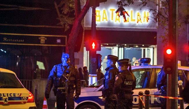 Полицейские у театра «Батаклан», где произошла атака террористов. 
