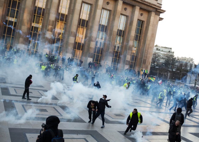 Столкновение полиции с «желтыми жилетами» в Париже.