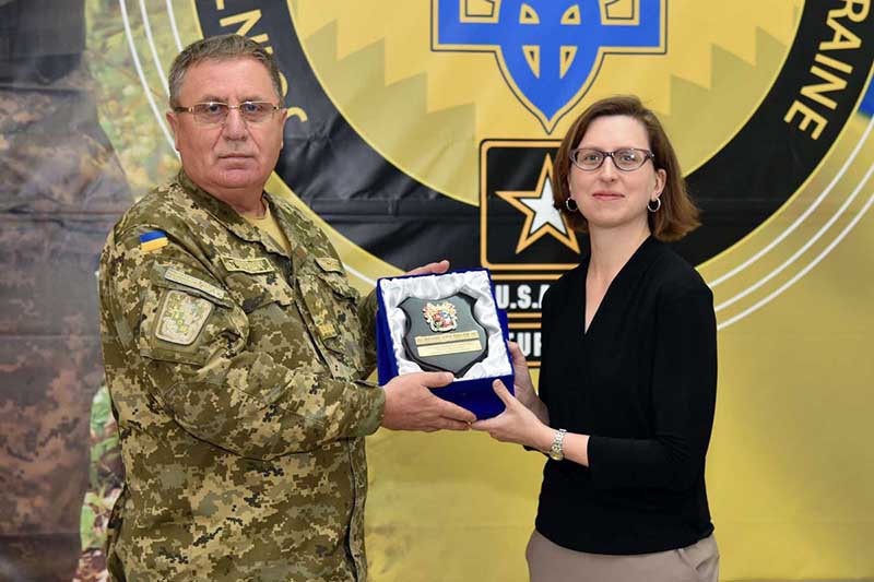 Заместитель министра обороны США Лаура Купер и генерал-лейтенант Павел Ткачук.
