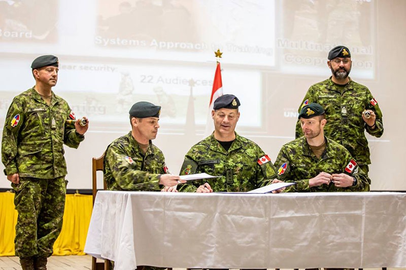Канадская объединённая оперативная группа на Украине - командующий подполковник Пьер Леру передаёт командование подполковнику Фредерику Коту.