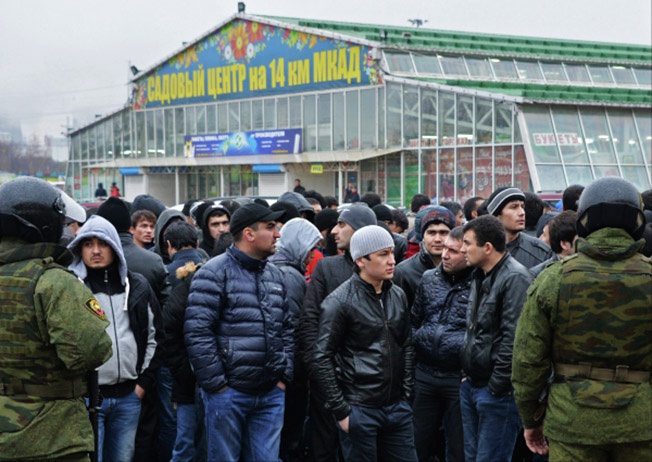 Тысячи таджиков, киргизов, узбеков, молдаван и миллионы украинцев приезжают в Россию на работу.