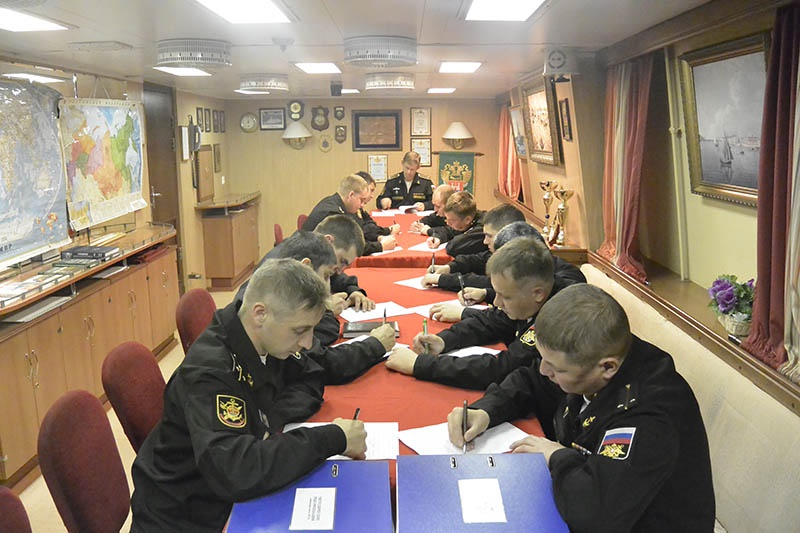 Командир корабля проводит занятия с офицерским составом.