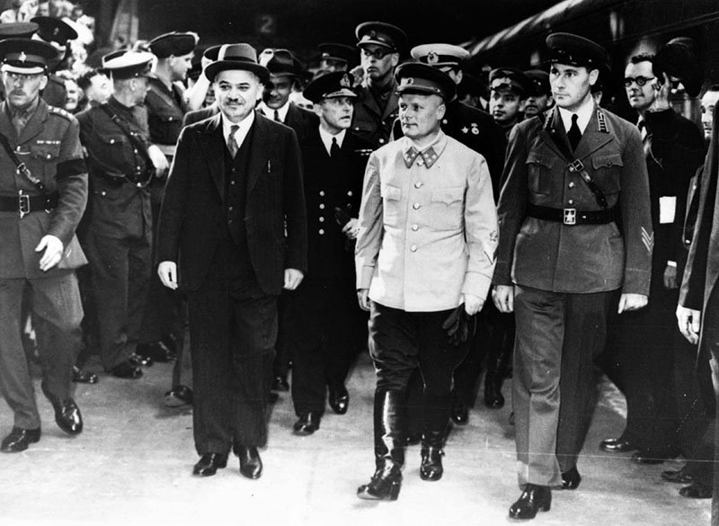 Советская военная делегация в ходе визита в Лондон, генерал-лейтенант Ф.И. Голиков в центре с послом И.М. Майским.