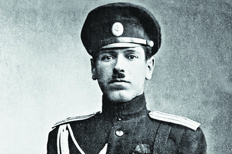 Окончил Алексеевское военное училище в Москве и начал офицерскую службу.
