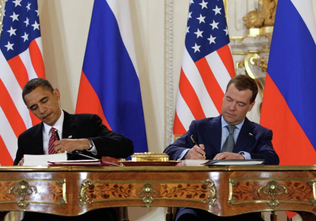 Президент России Дмитрий Медведев и президент США Барак Обама во время церемонии подписания Договора СНВ-3. 8 апреля 2010 года.
