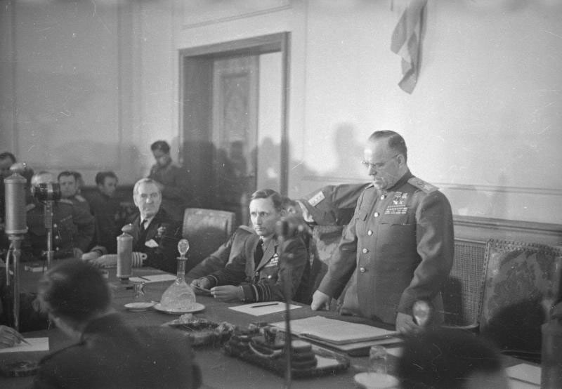 Маршал Г.К. Жуков объявляет о прибытии уполномоченных германского верховного командования.