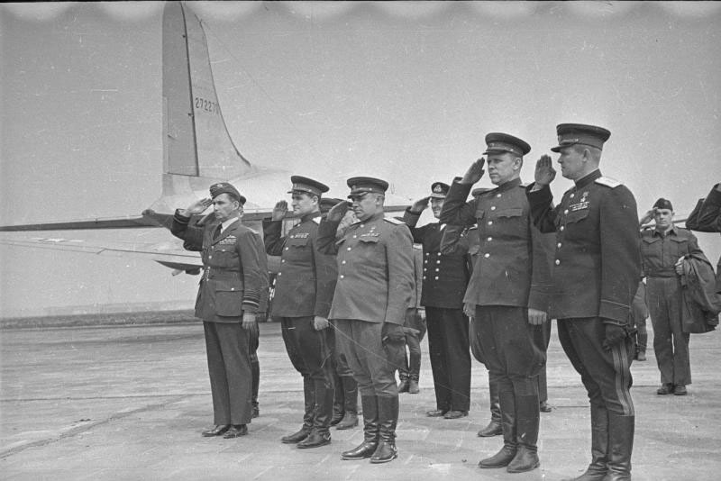 Встреча союзников на Темпельгофском аэродроме.