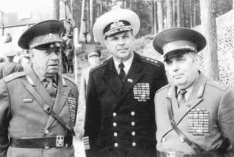 Слева - начальник ГлавПУРа генерал армии Алексей Епишев.