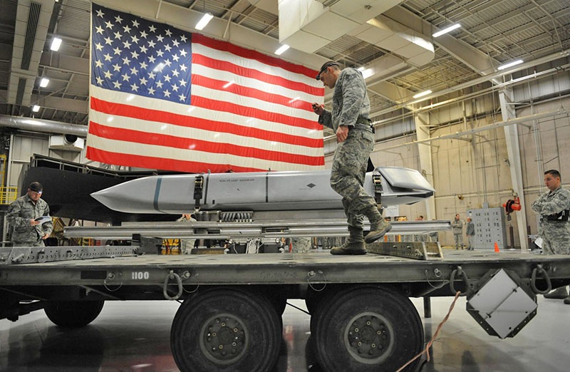 Военнослужащие США готовят ракету AGM-158 JASSM к отгрузке в Восточную Европу.