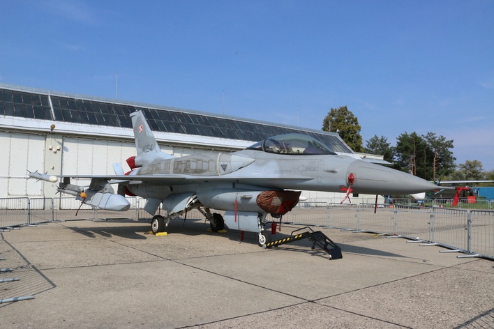 Крылатая ракета AGM-158 JASSM на польском F-16.