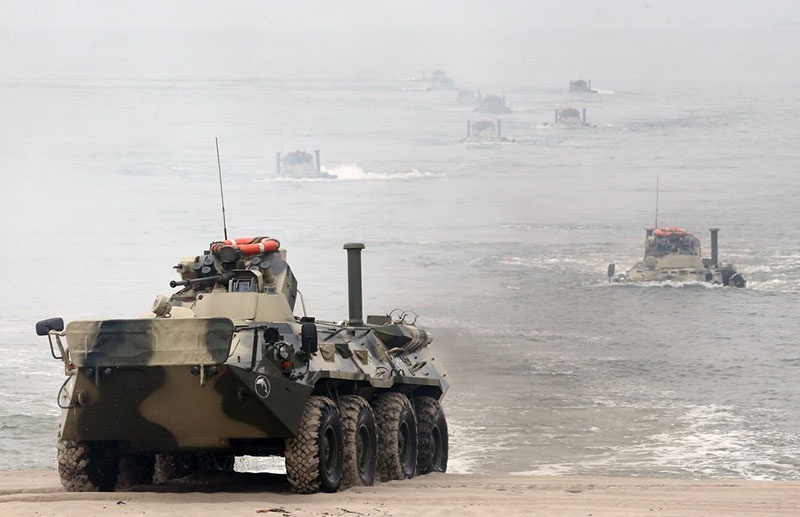 Высадка российской морской пехоты на технике с моря.