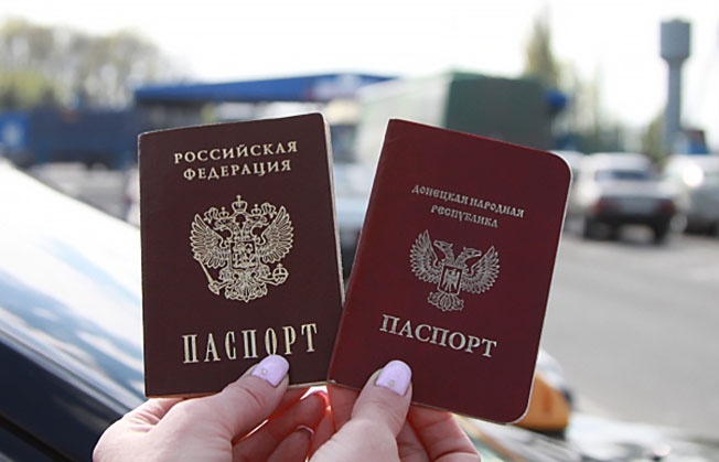 Паспорта граждан ДНР и РФ на Международном пункте пропуска «Успенка» Донецкой области.