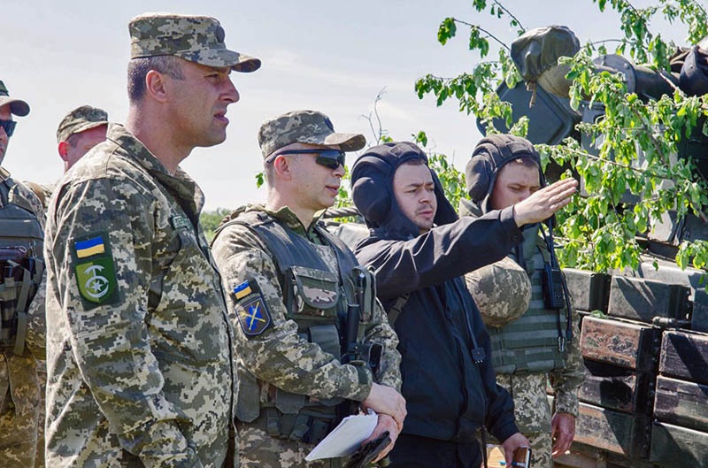 Сможет ли командующий ООС генерал Александр Сирский (в центре) приструнить жаждущих крови «правосеков» - вот в чём вопрос .