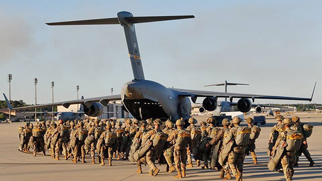 Солдат Национальной гвардии переправляют самолёты Транспортного командования США.