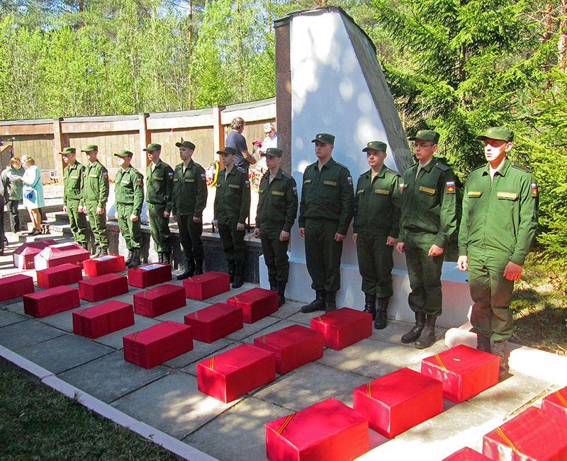 Останки бойцов Красной Армии захораниваются с воинскими почестями.