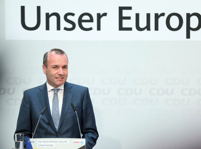 Консерваторы, как крупнейшая фракция, намерены провести на пост главы Еврокомиссии немецкого политика Манфреда Вебера.
