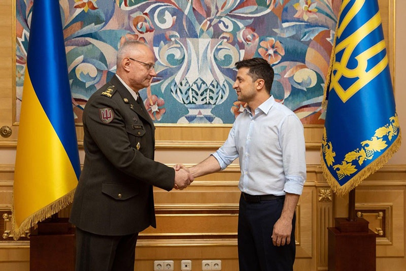 Президент Украины в рубашоночке  Владимир Зеленский назначает генерал-лейтенанта Руслана Хомчака начальником Генерального штаба.
