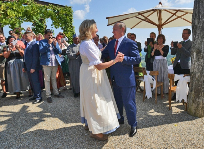 Президент РФ Владимир Путин танцует с министром иностранных дел Австрии Карин Кнайсль на ее свадьбе с финансистом Вольфгангом Майлингером.