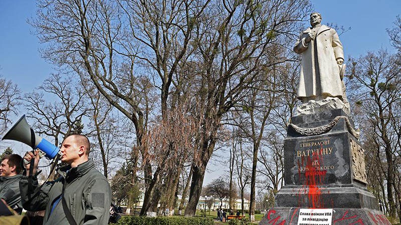 В 2017 году  в Киеве националисты отомстили и генералу армии Ватутину -  облили его памятник краской.