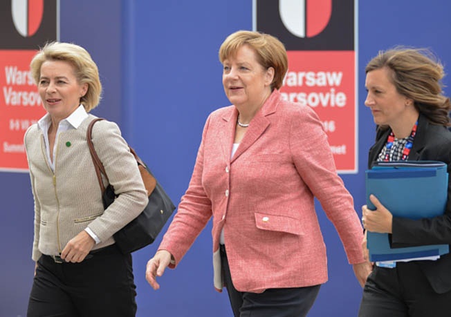 Федеральный канцлер Германии Ангела Меркель (в центре) и министр обороны Германии Урсула фон дер Ляйен (слева).