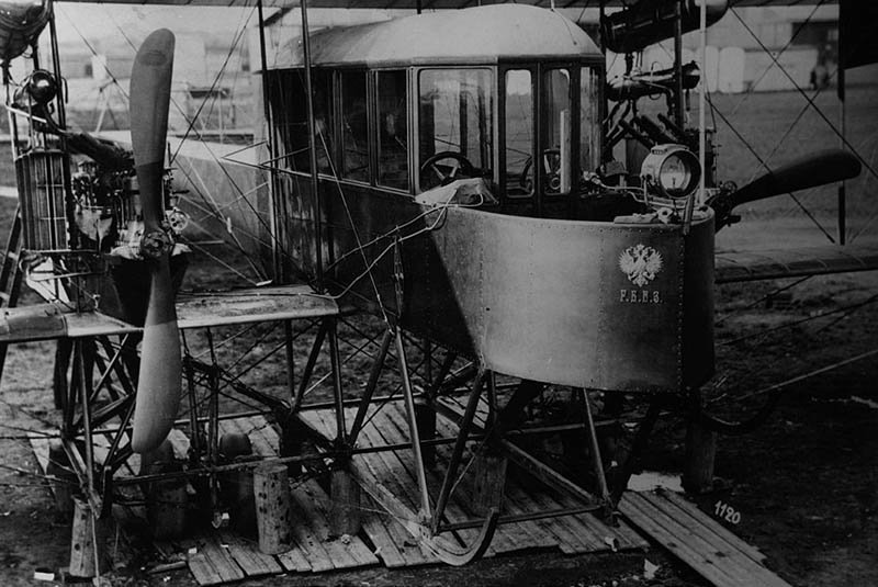 В бомбардировочном варианте «Илья Муромец» нёс на себе (на внутренней подвеске, что не нарушало аэродинамики самолёта) 800 кг .