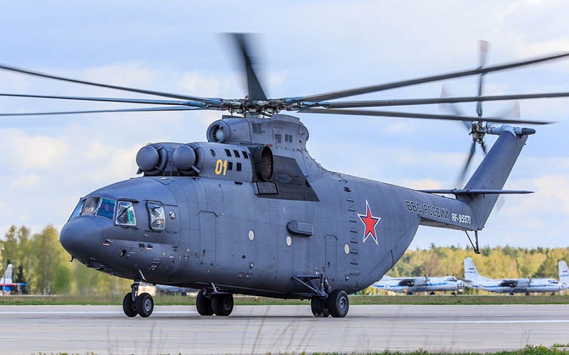Экипажи самых больших в мире серийно выпускаемых вертолётов Ми-26 продемонстрируют тушение условного очага возгорания.