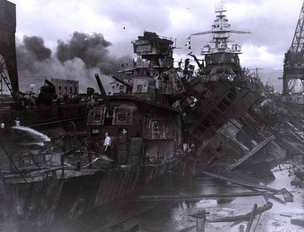 Удар японских авианосцев по Перл-Харбор стал поводом для начала войны США против Японии.