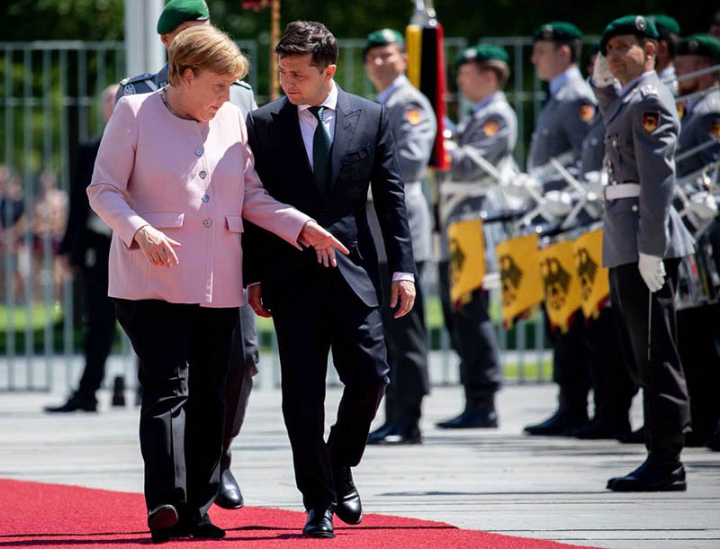 Меркель - не Макрон, несмотря на духоту с ней не забалуешь.