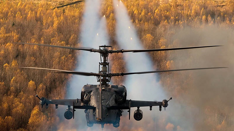 Ка-52 «Аллигатор», код НАТО «Hokum-B», - это разведывательно-ударный вертолёт.