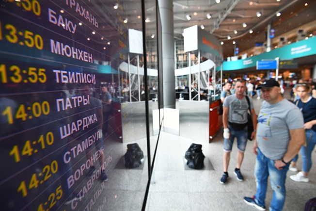 Информационное табло с расписанием авиарейсов в аэропорту Домодедово. 21 июня 2019 года президент Владимир Путин подписал указ, запрещающий авиакомпаниям с 8 июля осуществлять перевозки из России в Грузию.