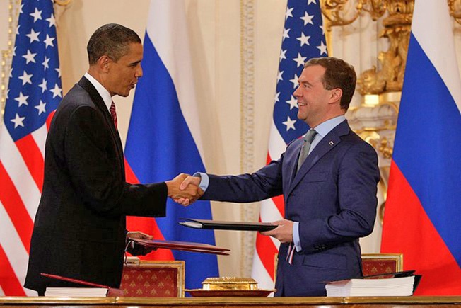 Барак Обама и Дмитрий Медведев после подписания договора СНВ-III в Пражском Граде. 8 апреля 2010 года.
