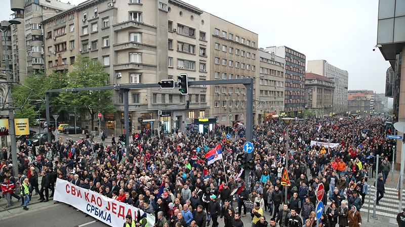 Массовые протесты населения в Сербии против обмена территориями с Косово.