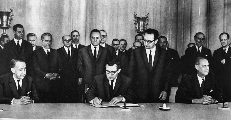 США, Великобритания и Советский Союз 27 января 1967 года подписали «Договор о космосе».