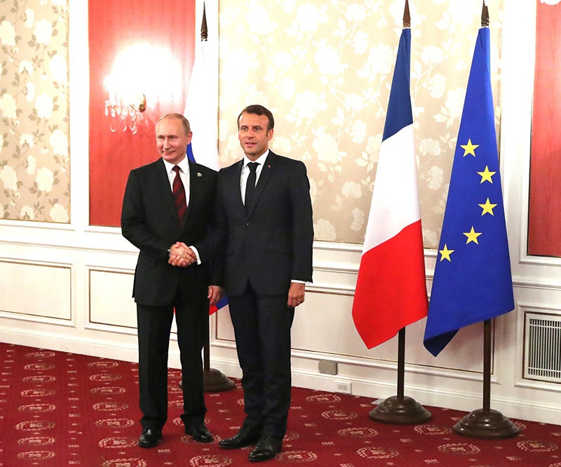 Президент Франции Макрон принял приглашение Владимира Путина прибыть в Россию 9 мая 2020 года.