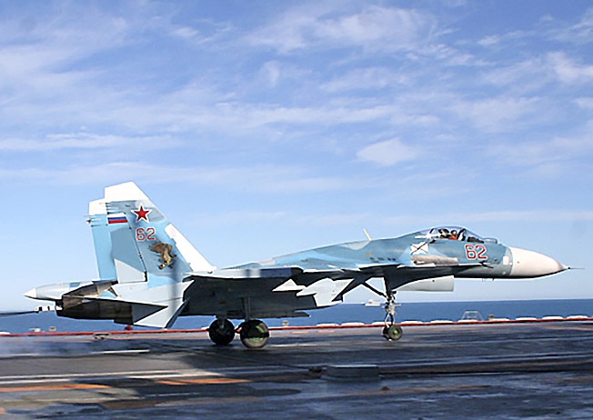 Палубный истребитель Су-33.
