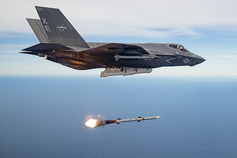 На выделенные сенатом деньги можно закупить много новых истребителей F-35 Lightning II и ракет AIM-120.
