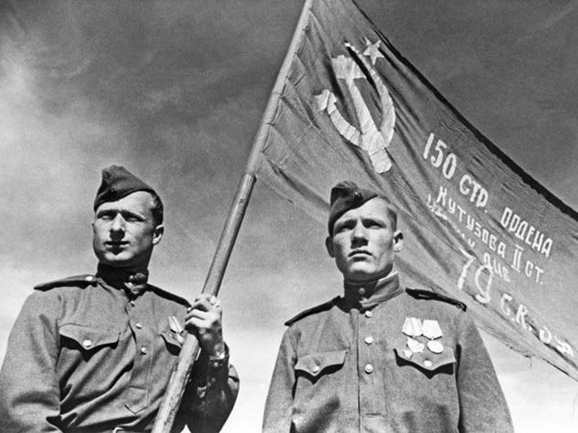 Михаил Егоров и Мелитон Кантария были не единственные, кто водружал Знамя Победы над Рейхстагом.