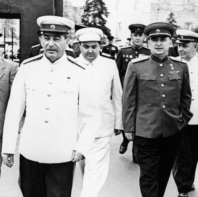 Сталин, выслушав Берию, напомнил собеседнику, что «нет таких крепостей, которые не могли бы взять большевики».