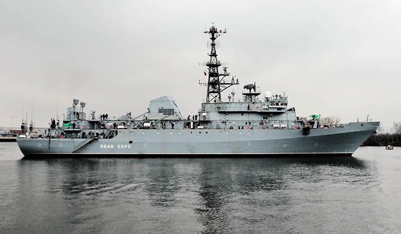 Корабль-разведчик «Иван Хурс» наблюдает за действиями военных кораблей НАТО в Черном море.