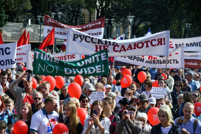 Латышское правительство всячески старалось ограничить в правах русскоязычную часть населения страны.