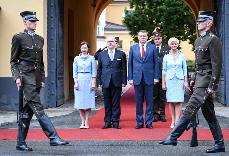 Раймонд Вейонис передал ключи от Рижского замка новому президенту Латвии Эгилу Левитсу.