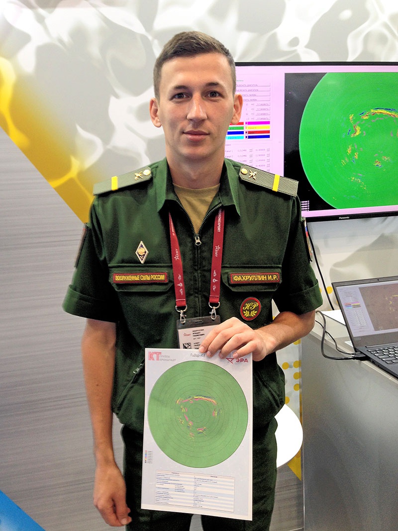 Ефрейтор Ильшат Фахруллин объясняет принцип работы системы технического зрения «Лидар К8».