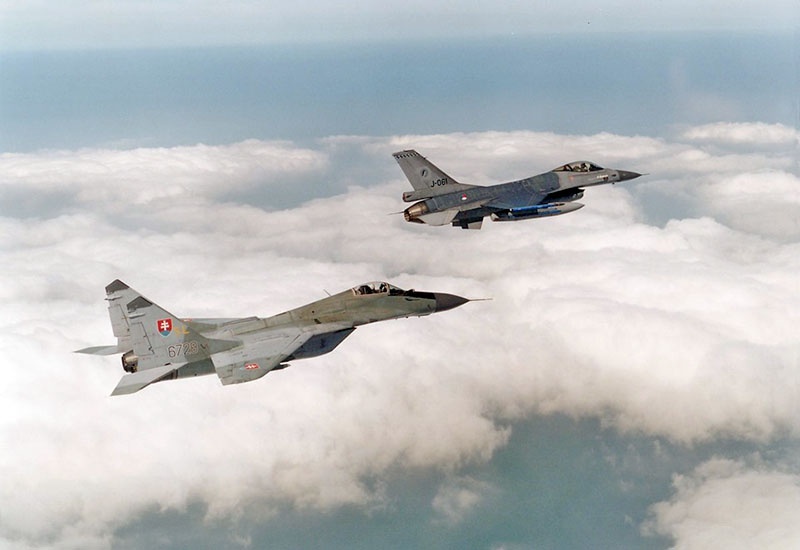 Словаки провели учебный бой между истребителями МиГ-29 и последней модификацией F-16.