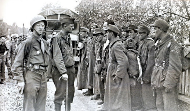 Генерал Леклерк и пленные французские легионеры.